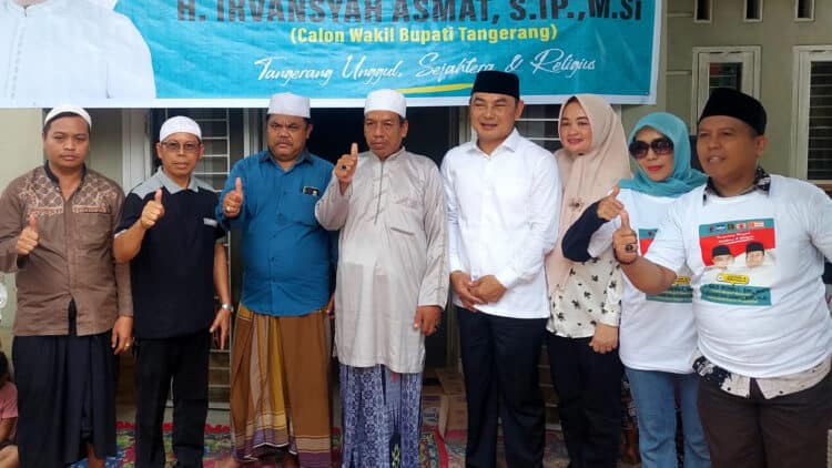 Calon Bupati Tangerang Mad Romli saat silaturahmi ke ke tokoh masyarakat sebelum ditetapkan sebagai calon dan pengundian nomor urut. Diketahui Paslon Nomor urut 1 Mad Romli-Irvansyah mendapat banyak dukungan dan doa dari para ulama dan tokoh masyarakat di Kabupaten Tangerang.(ISTIMEWA)