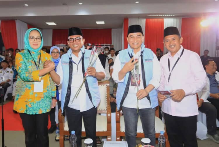 Beri Mawar ke Kompetitor, Airin Sampaikan Pesan Persahabatan