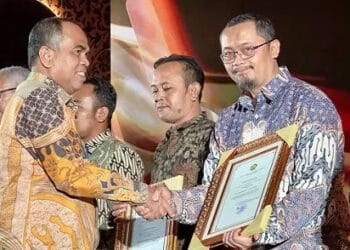 Direktur Penerimaan Minerba, Totoh Abdul Fatah, menyerahkan penghargaan “Aditama” kepada Adrian Purwandha (PJO CK site Borneo Indobara).