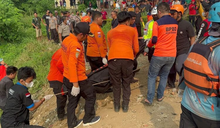 7 Mayat Terapung di Bekasi, Keluarga Datangi RS Polri