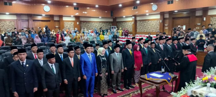 Sebanyak 50 anggota DPRD Kabupaten Serang, Periode 2024 - 2029, dilantik dan diambil sumpah jabatannya, Selasa (3/9/2024). (SIDIK/SATELITNEWS.COM)