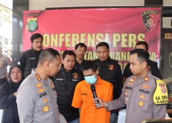 KONFERENSI PERS: Kombes Pol Zain Dwi Nugroho saat melakukan konferensi pers terkait pembunuhan sesama petani di Kampung Cilampe, Desa Kampung Melayu Timur, Kecamatan Teluknaga, di Mapolres Metro Tangerang Kota, Selasa (3/9). (ALFIAN/SATELIT NEWS)