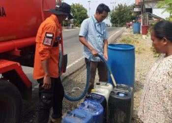 Anggota BPBDPK Kabupaten Pandeglang, salurkan bantuan air bersih. (ISTIMEWA)