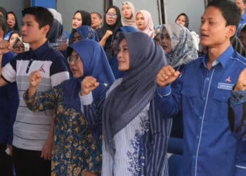 MENYANYIKAN MARS DEMOKRAT : Para kader Partai Demokrat menyanyikan mars partai tersebut di DPC Demokrat Pandeglang.(ADIB/SATELITNEWS)