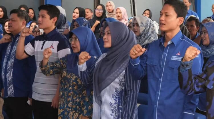 MENYANYIKAN MARS DEMOKRAT : Para kader Partai Demokrat menyanyikan mars partai tersebut di DPC Demokrat Pandeglang.(ADIB/SATELITNEWS)