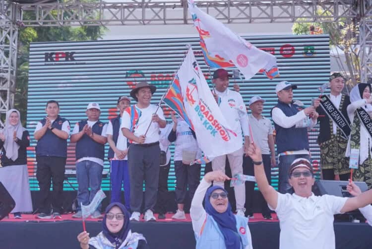 Pj Gubernur Banten Al Muktabar, bersama Direktur Sosialisasi dan Kampanye antikorupsi KPK RI Amir Arif menutup dan melepas rangkaian kegiatan roadshow bus KPK 2024 di Provinsi Banten, Minggu (8/9/2024). (LUTHFI/SATELITNEWS.COM)