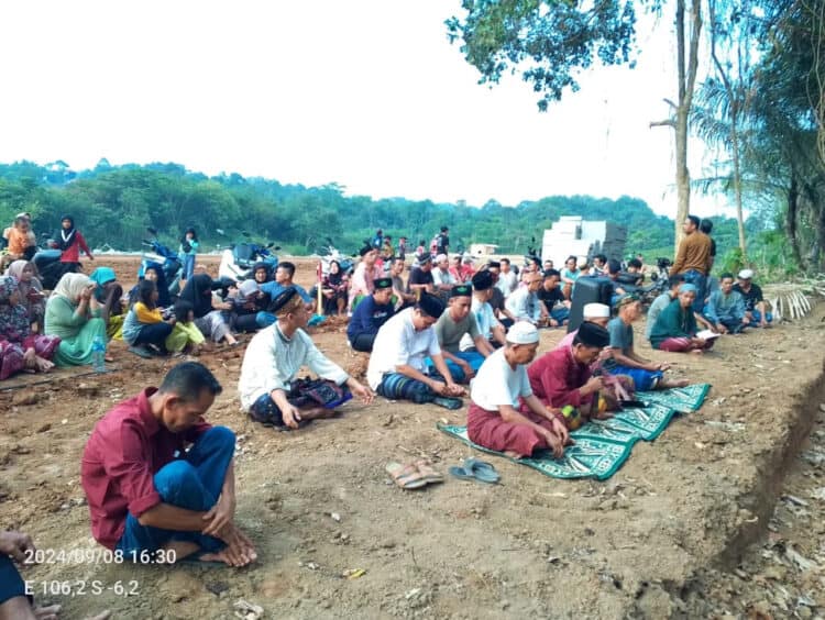 Warga berziarah di pemakaman, berharap tanah tersebut dikembalikan karena telah diperjualbelikan. (SIDIK/SATELITNEWS.COM)