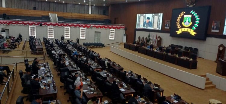 Pj Gubernur Banten Al Muktabar menyampaikan nota pengantar Gubernur mengenai Raperda tentang APBD Provinsi Banten tahun anggaran 2025 pada rapat paripurna di DPRD Banten, Kamis (12/9/2024). (LUTHFI/SATELITNEWS.COM)