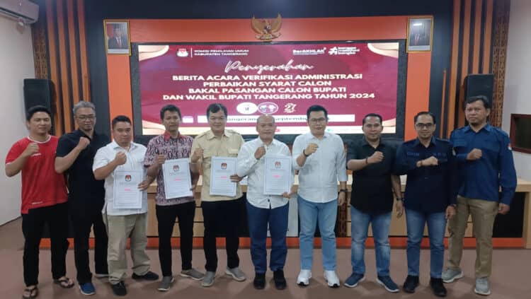 Situasi di Aula KPU Kabupaten Tangerang, secara seremonial perwakilan dari ketiga pasangan bakal calon atau sering disebut sebagai LO Bakal Calon Bupati/Wakil Bupati Tangerang, telah menerima berkas pernyataan memenuhi syarat, Sabtu (14/9/2024). (ALFIAN/SATELITNEWS.COM)