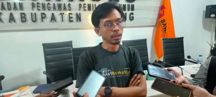Komisioner Bawaslu Kabupaten Serang, Ari Setiawan, memberikan pernyataan kepada wartawan, Rabu (18/9/2024). (SIDIK/SATELITNEWS.COM)