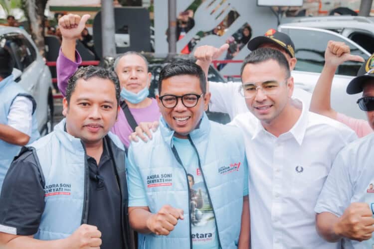 Arief R Wismansyah, berfoto bersama Andra Soni dan Raffi Ahmad, usai deklarasi Relawan Gerakan Banten Adil Merata (GBAM), Minggu (22/9/2024). (ISTIMEWA)