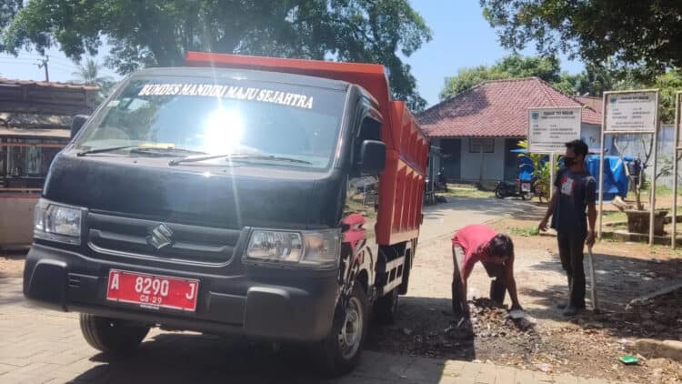 Petugas pengangkutan sampah di Kecamatan Menes, sedang mengumpulkan sampah di kawasan Alun - alun Menes. (ISTIMEWA)