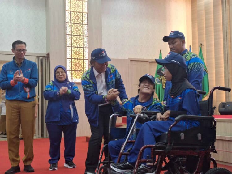 Pj Gubernur Banten Al Muktabar, lepas atlet Peparnas XVII. (ISTIMEWA)