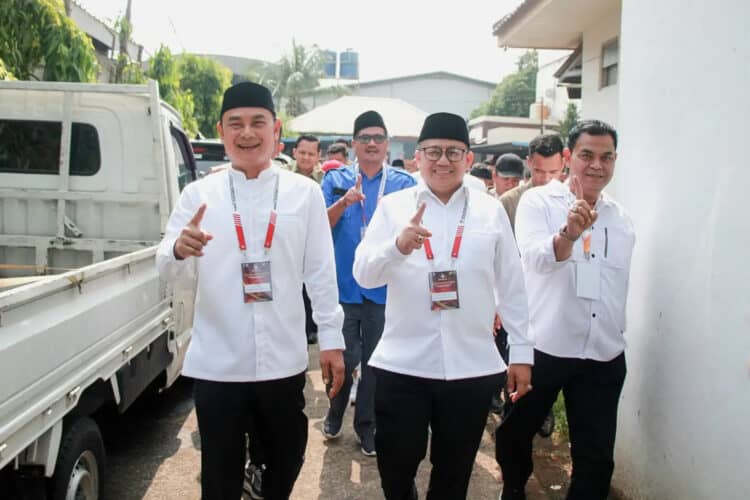 calon bupati dan wakil bupati Tangerang nomor urut 1 Mad Romli-Irvansyah didampingi perwakilan partauli pengusung dan tim pemenangan. (ISTIMEWA)