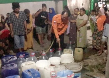 Petugas BPBDPK Kabupaten Pandeglang, salurkan bantuan air bersih kepada masyarakat yang membutuhkan. (ISTIMEWA)