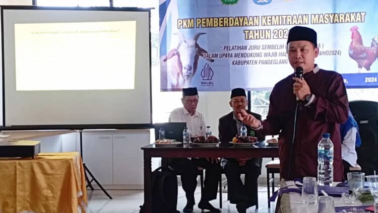 Seorang pemateri, menyampaikan tata cara menyembelih hewan qurban sesuai syariat Islam. (ISTIMEWA)