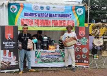 Pelaku UMKM menunjukkan produk unggulannya, di acara Festival Bazar UMKM 2024, Jumat (13/9/2024). (MARDIANA/SATELITNEWS.COM)