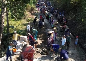 Hallo Pemda..,Emak-emak di Lebak Turun Tangan Benahi Jalan Secara Swadaya