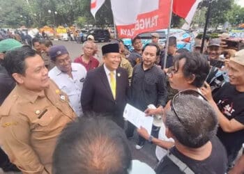 Temui Massa, Ketua DPRD Kota Tangerang Sementara Janji Kawal Kepentingan Masyarakat