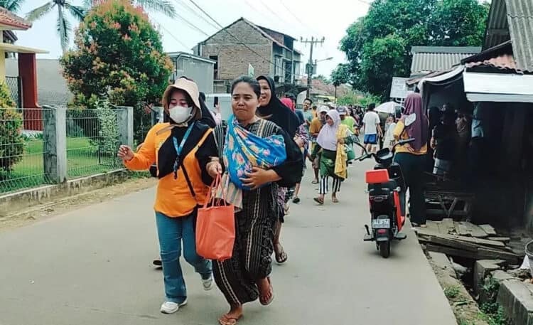 Ratusan masyarakat Kecamatan Carita, Kabupaten Pandeglang, mengikuti simulasi kesiapsiagaan mitigasi bencana, Kamis (5/9/2024). (ISTIMEWA)