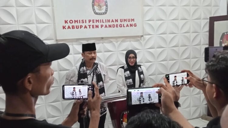 Ratu Anita Sangadiah (Kanan), gantikan Nurul Komar, berdampingan bersama Aap Aptadi di Pilkada Pandeglang melalui jalur perseorangan. (ISTIMEWA)