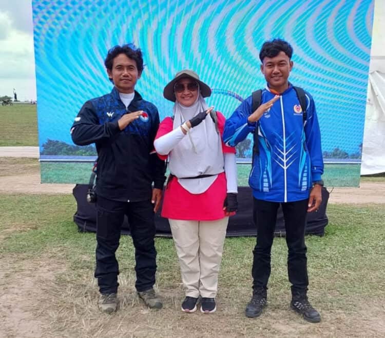Moch. Muklis (kiri), Lina Mardiana (tengah) dan Egi Juliano Darmawan (paling kanan) di ajang PON XXII Aceh-Sumut. Egi meraih medali emas bersama Joko Susanto. (ISTIMEWA)