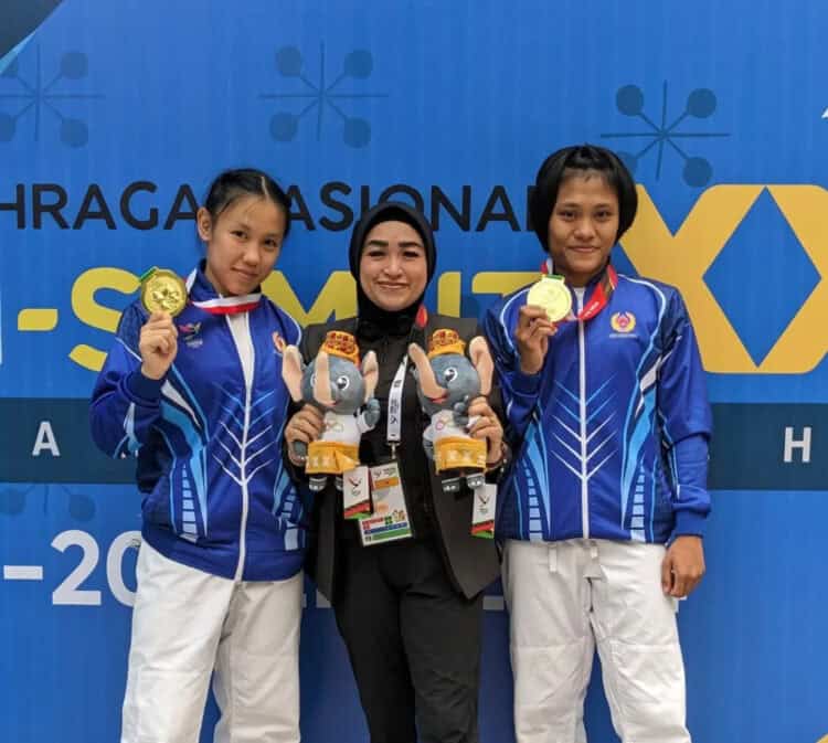 Syerina (kiri), Haerviner dan Dini (kanan) seusai pertandingan final cabang olahraga judo PON XXI Aceh-Sumut. (ISTIMEWA)
