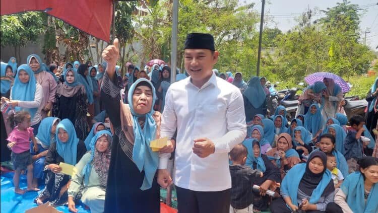 MERAKYAT: Bakal Calon Bupati Tangerang, Mad Romli bersama warga dalam kunjungannya ke berbagai wilayah di Kabupaten Tangerang. (ISTIMEWA)