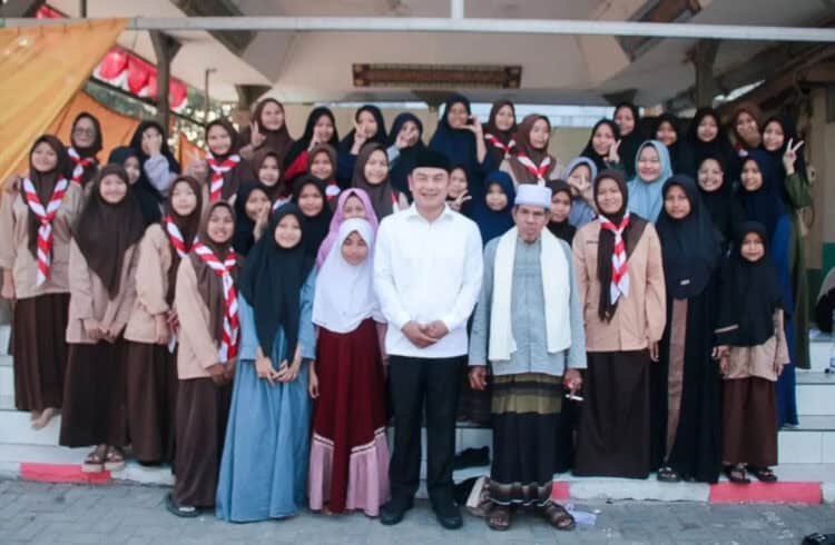 PROGRAM PASANTRI: Calon Bupati Tangerang Mad Romli saat melakukan kunjungan ke salah satu pondok pesantren di Kabupaten Tangerang, beberapa waktu lalu. (ISTIMEWA)