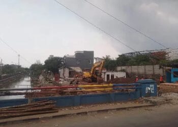 Berdiri di Atas Tanah Pengairan, 8 Rumah Warga Neglasari Dibongkar untuk Pelebaran Jembatan