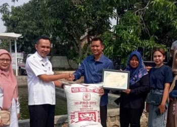 Dorong Produksi Perikanan, DKP Kota Tangerang Serahkan Bantuan 1,45 Ton Pakan Ikan