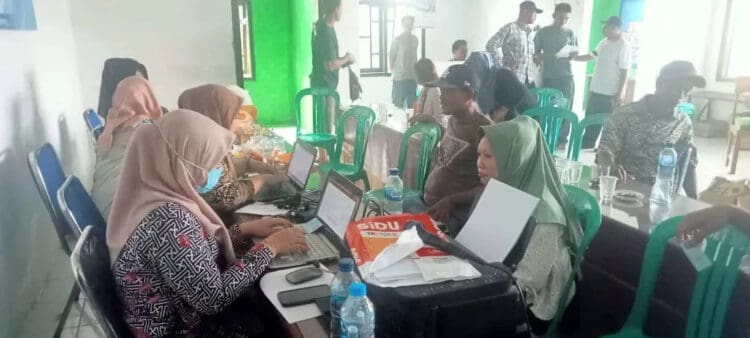 Pegawai DPMPTSP Kabupaten Pandeglang, melayani pembuatan NIB di Kecamatan Sukaresmi. (ISTIMEWA)