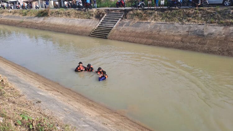 Tim SAR Gabungan, sedang melakukan pencarian bocah tenggelam di Sungai Nambo, di Ciruas, Kabupaten Serang. (ISTIMEWA)
