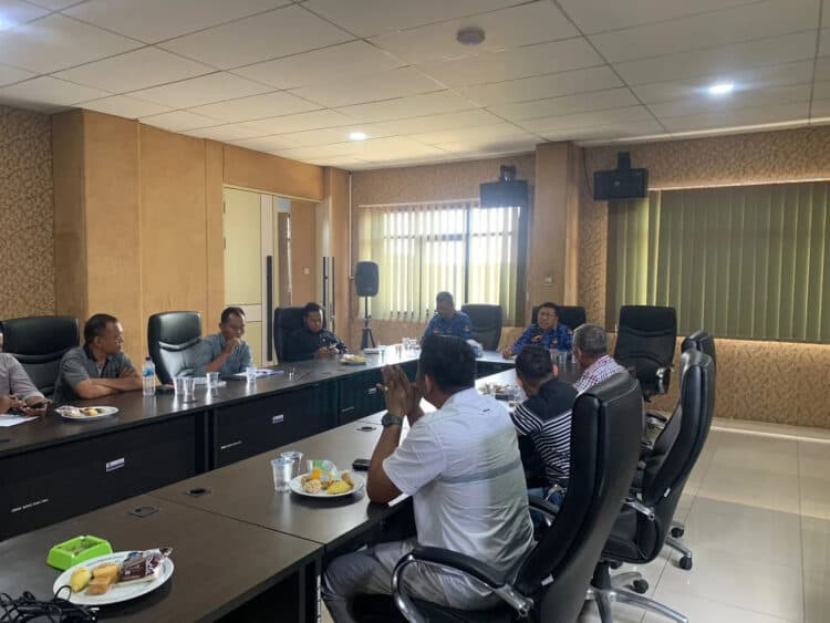 PERTEMUAN: Kepala Dishub Kabupaten Tangerang Taufik saat menggelar pertemuan dengan 6 pengusaha transporter dan perwakilan ASG di Aula Dishub terkait penegakan Perbup 12/2022, Kamis (17/10/2024). (ISTIMEWA)