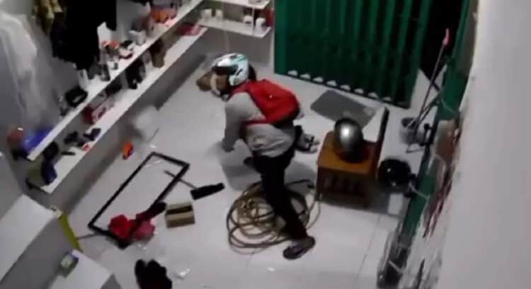 Ponsel Karyawan Digondol Maling di Pondok Aren