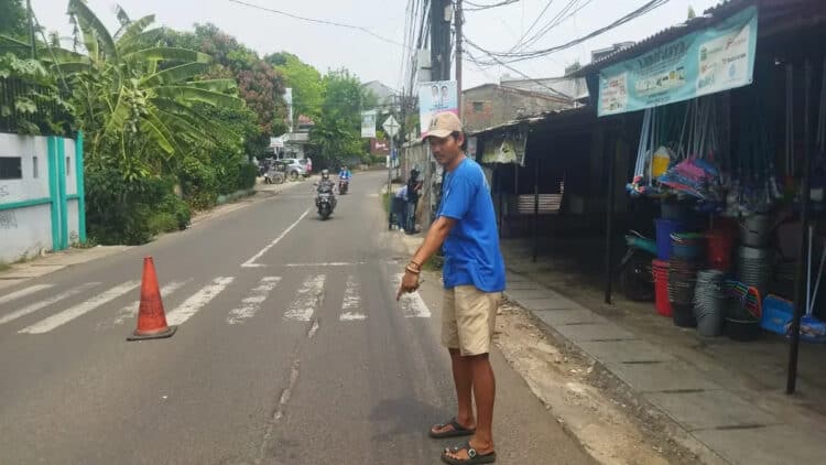 Dua Pemotor Tersangkut Kabel Semrawut di Ciputat, Alami Luka di Kepala dan Leher