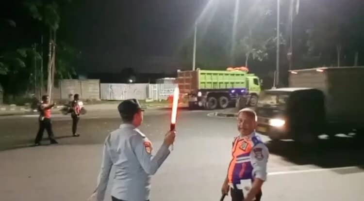 PUTAR BALIK: Petugas Pos Pantau Dishub Kabupaten Tangerang saat mengarahkan truk tanah untuk putar balik. (ISTIMEWA)
