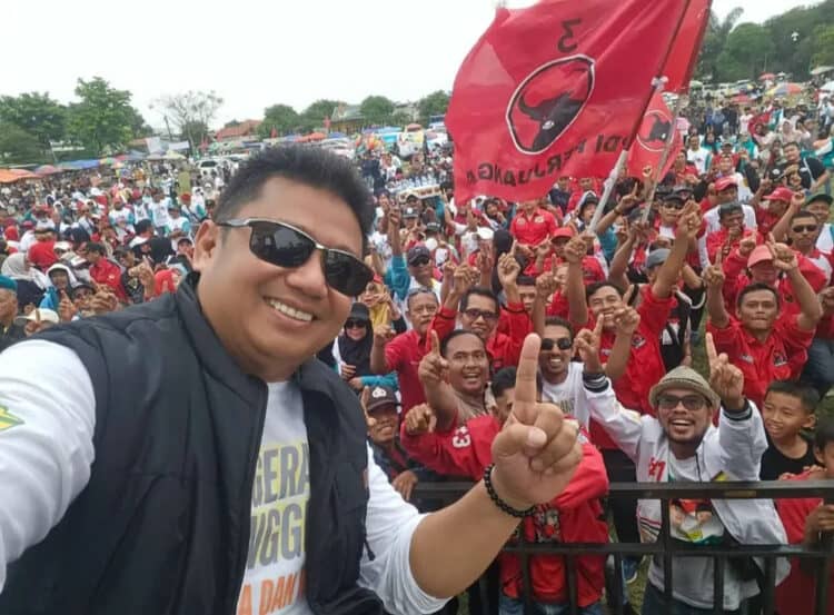 Calon Wakil Bupati Tangerang Irvansyah Asmat saat menghadiri kampanye akbar di lapangan terbuka di Desa Kadu Kecamatan Curug, Kabupaten Tangerang, Minggu (27/10/2024). (ISTIMEWA)