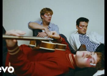 Lirik Lagu New Hope Club – Swimming with Sharks