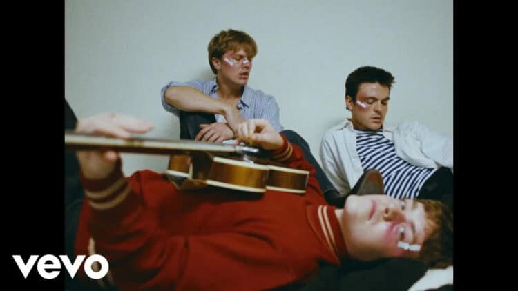 Lirik Lagu New Hope Club – Swimming with Sharks