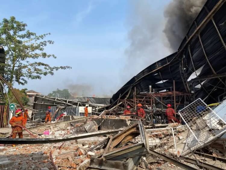 "Penonton" Kebakaran Hambat Kinerja Petugas BPBD Kota Tangerang Padamkan Api