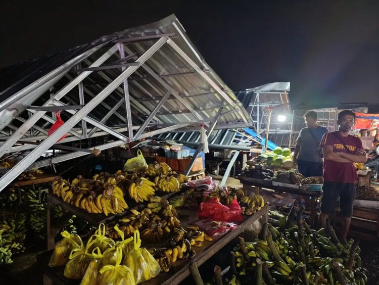 Diterjang Angin Kencang, 8 Lapak di Pasar Ciputat Roboh