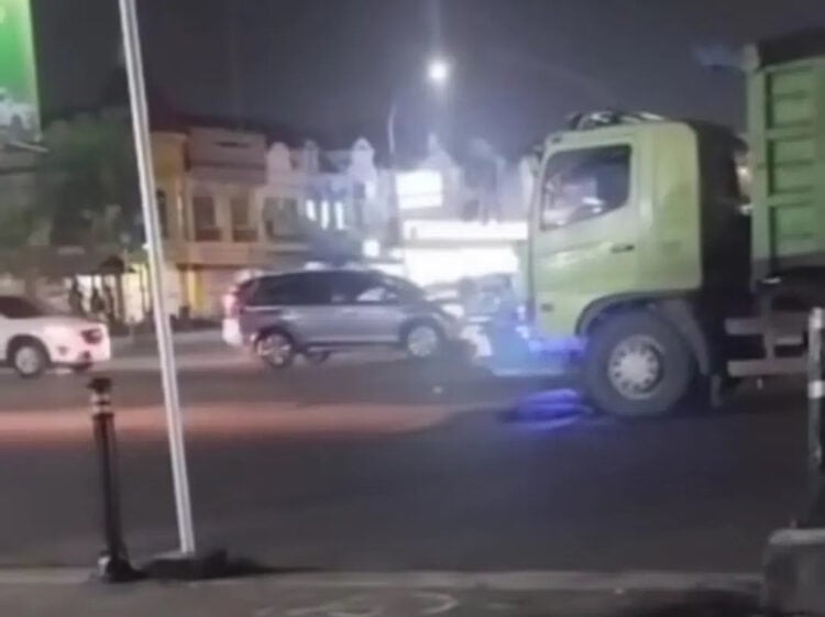 Truk Tanah Nyaris Lindas Pejalan Kaki di Serpong