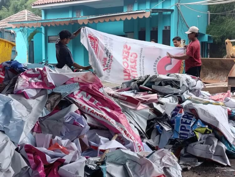 1,3 Ton Sampah APK Pilkada 2024 Dibakar di ITF Tangsel