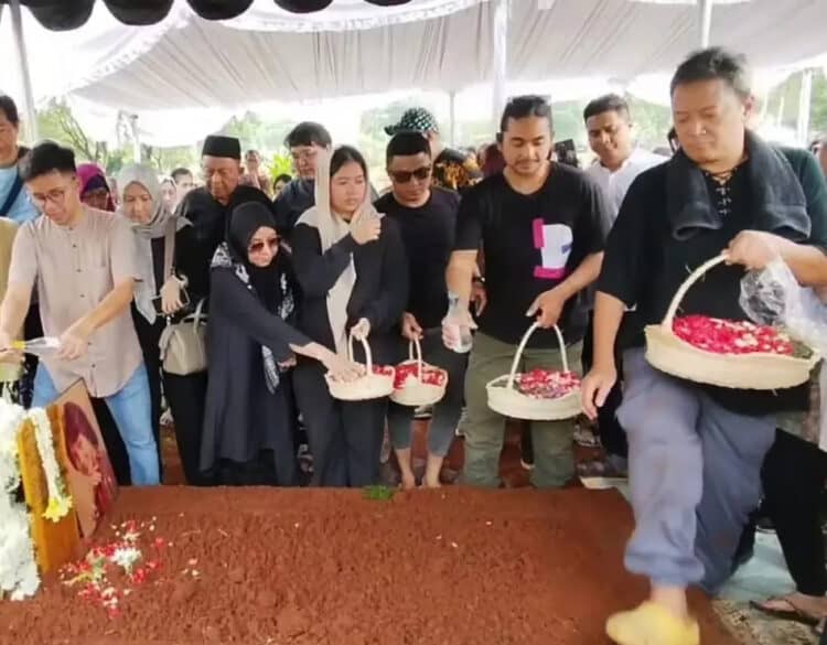 Isak Tangis Keluarga dan Sahabat Di Pemakaman Dina Mariana