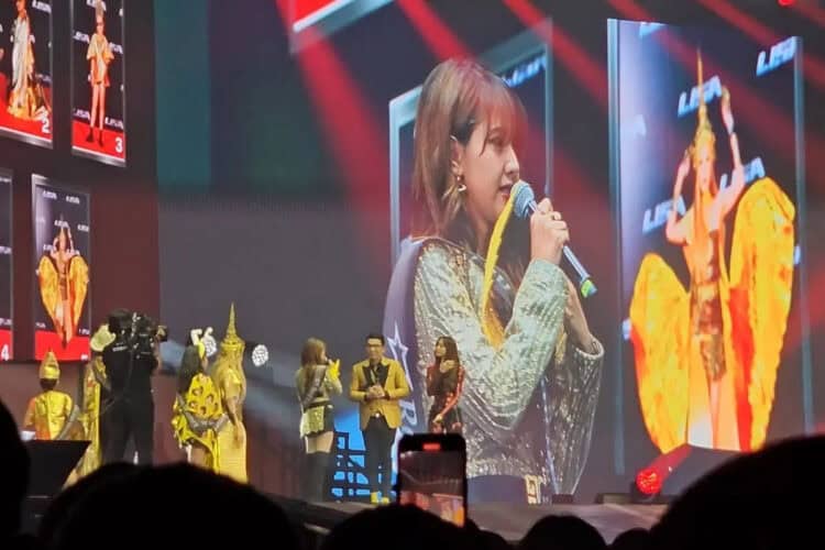 Selebgram Indonesia Shegan Satu Panggung dengan Idolanya