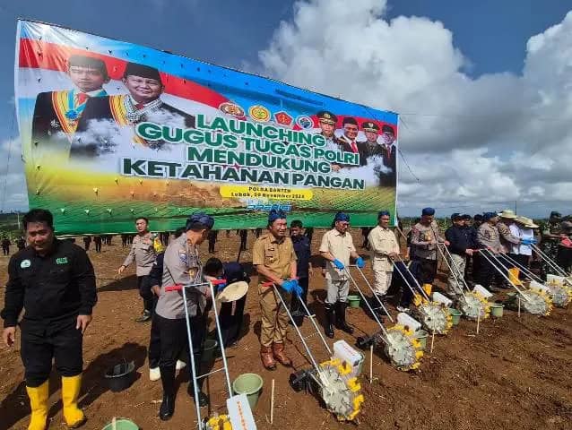 Gugus Tugas Polri Tanam Jagung di Atas Ratusan Hektar Lahan di Lebak