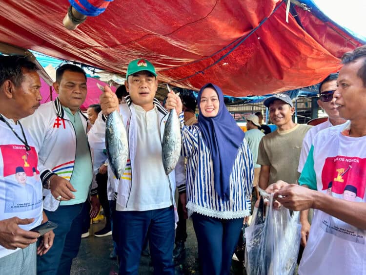 BLUSUKAN: Calon Bupati Tangerang nomor urut 1, H Mad Romli bersama istri saat blusukan di Kampung Cituis Desa Surya Bahari Kecamatan 
Pakuhaji, Rabu (6/11/2024). Dalam 
kesempatan itu, Mad Romli sempat berkunjung ke TPI Cituis. (ADITYA/SATELIT NEWS)