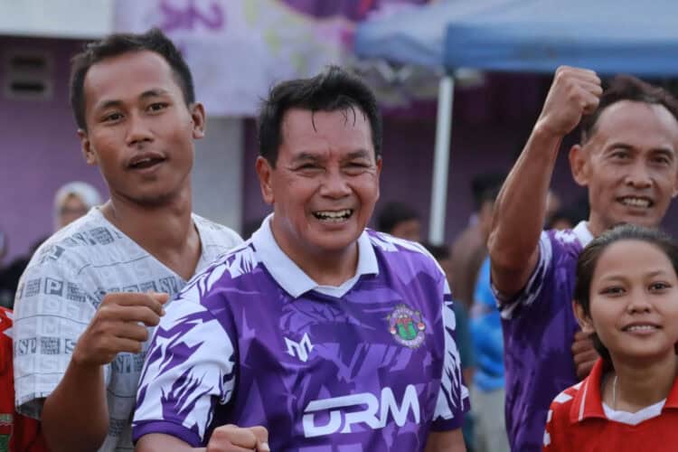 PEDULI OLAHRAGA: Calon Bupati Tangerang nomor urut 02, Moch. Maesyal Rasyid saat bermain sepak bola. (DOK SATELIT NEWS)