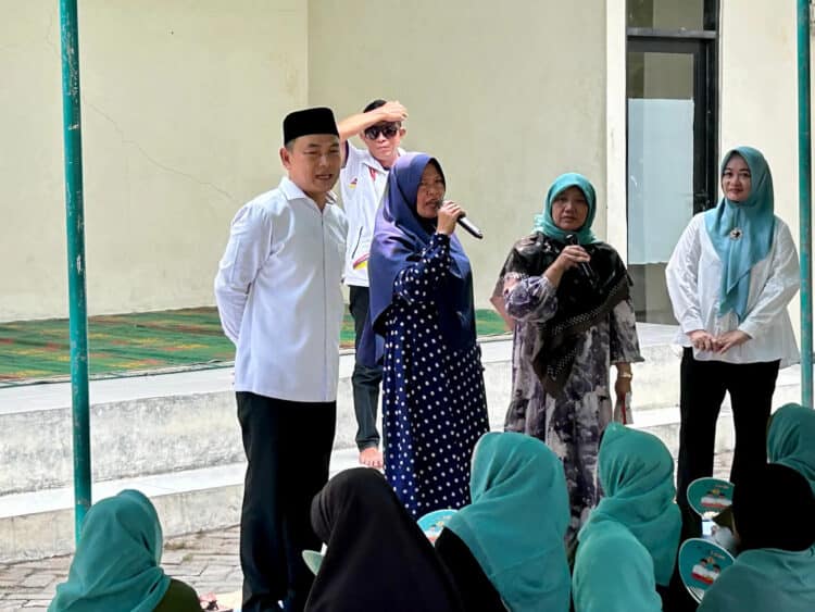 DUKUNG PERUBAHAN: Calon Bupati Tangerang, H Mad Romli saat bertemu
dengan masyarakat, kemarin. Calon Bupati nomor urut 1 ini mendapat dukungan untuk membawa Kabupaten Tangerang
yang unggul, sejahtera dan religius. (ADITYA/SATELITNEWS)